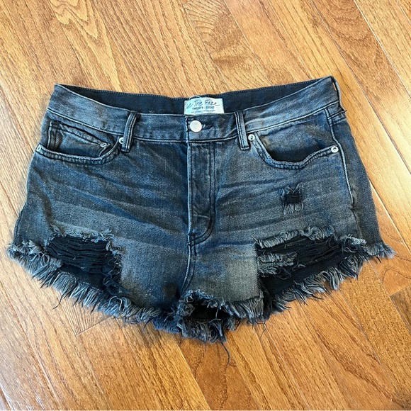 Free People We The Free Black Denim Shorts Size 28 - Picture 2 of 6